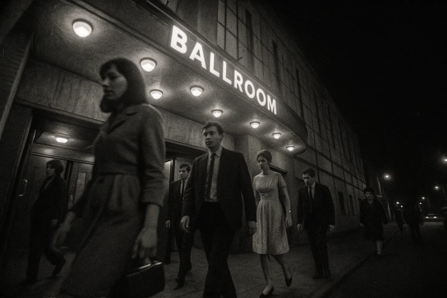 En svagt oplyst indgang til Barrowland Ballroom i 1960'ernes Glasgow, hvor gæster i vintage påklædning driver ud i natten, uden at vide at de træder ind i jagtmarken for seriemorderen kendt som Bible John.