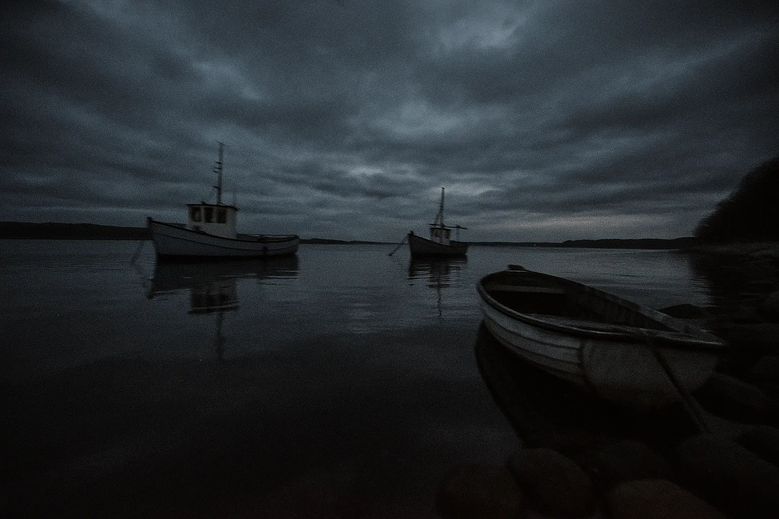 En rolig strækning af Horsens Fjord, hvor fiskerbåde ligger stille, indfanger den kontrasterende ro mod vægten af en mørk historie—stedet hvor Marei Stephansen blev fundet i 1997.