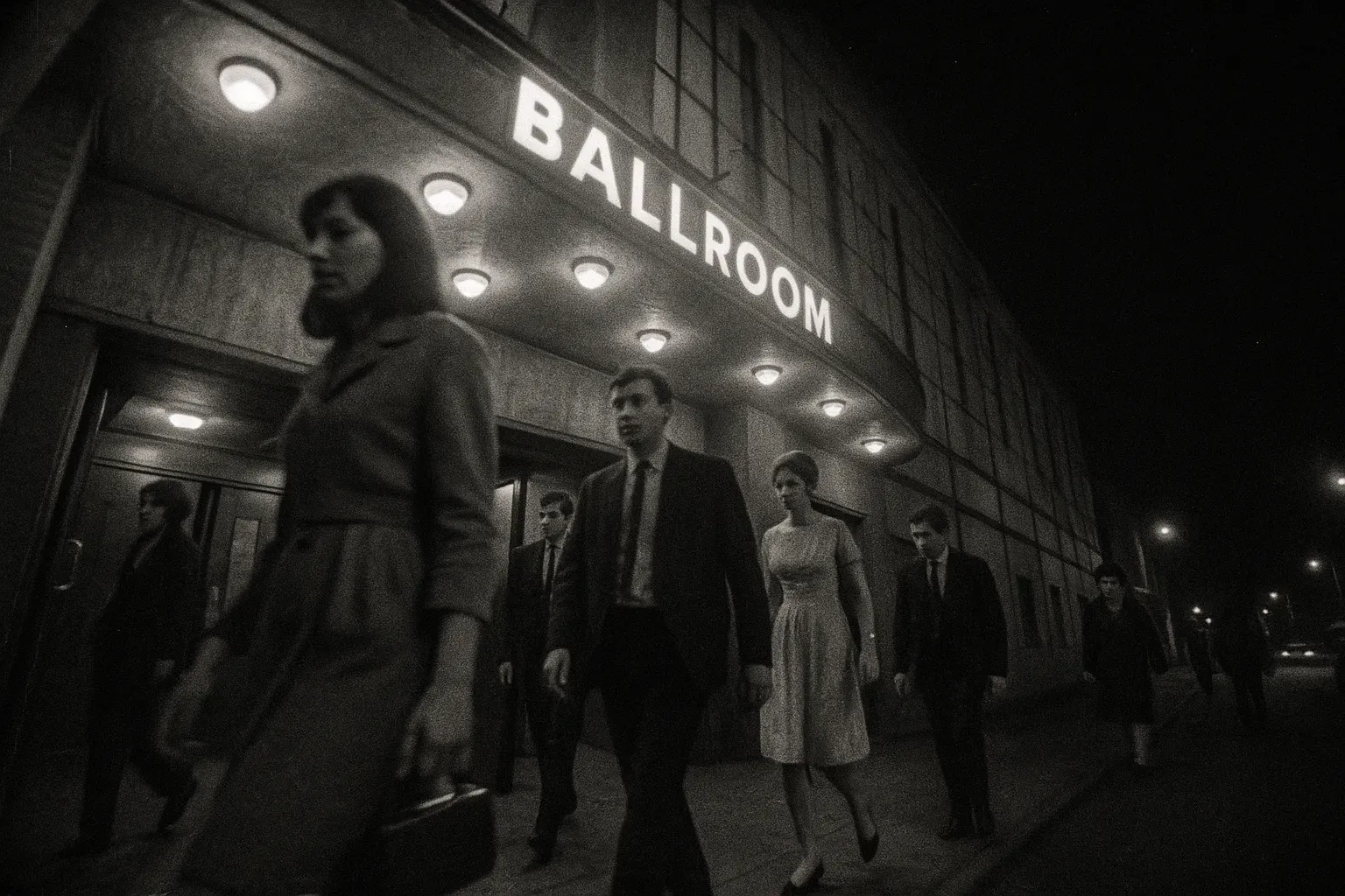 En svagt oplyst indgang til Barrowland Ballroom i 1960'ernes Glasgow, hvor gæster i vintage påklædning driver ud i natten, uden at vide at de træder ind i jagtmarken for seriemorderen kendt som Bible John.